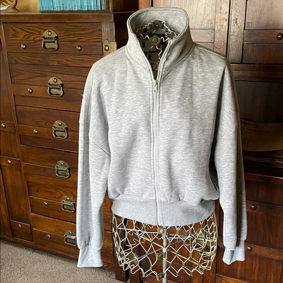 NWT Forever 21 Light Gray Cropped Sweatshirt Jacket - Picture 1 of 7